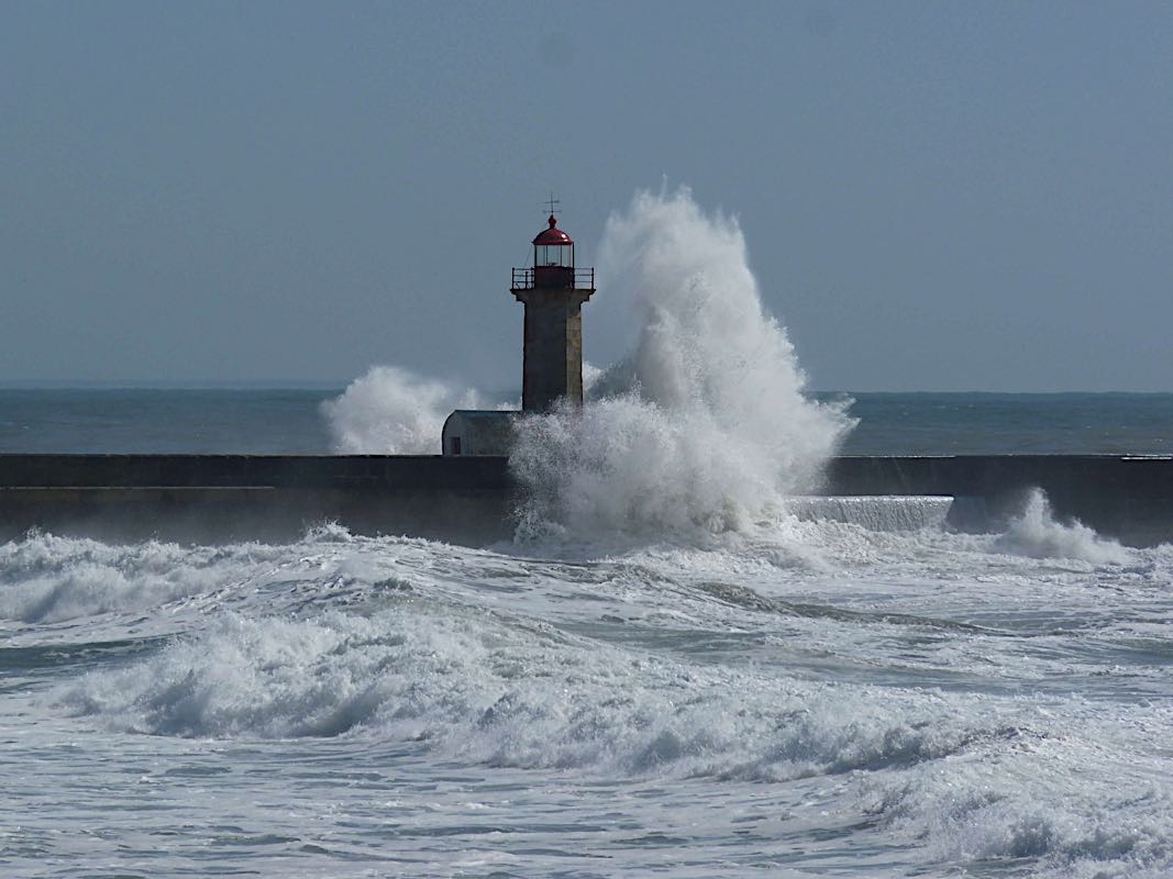 Tempête dans l'estuaire du Tage au Farol de Felgueiras, Porto, Portugal