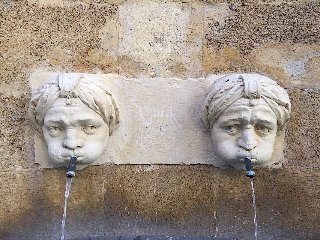 Fontaine d'argent (1758) avec deux visages coiffés de turbans à l'ottomane crachant de l'eau du Verdon, Aix-en-Provence, France