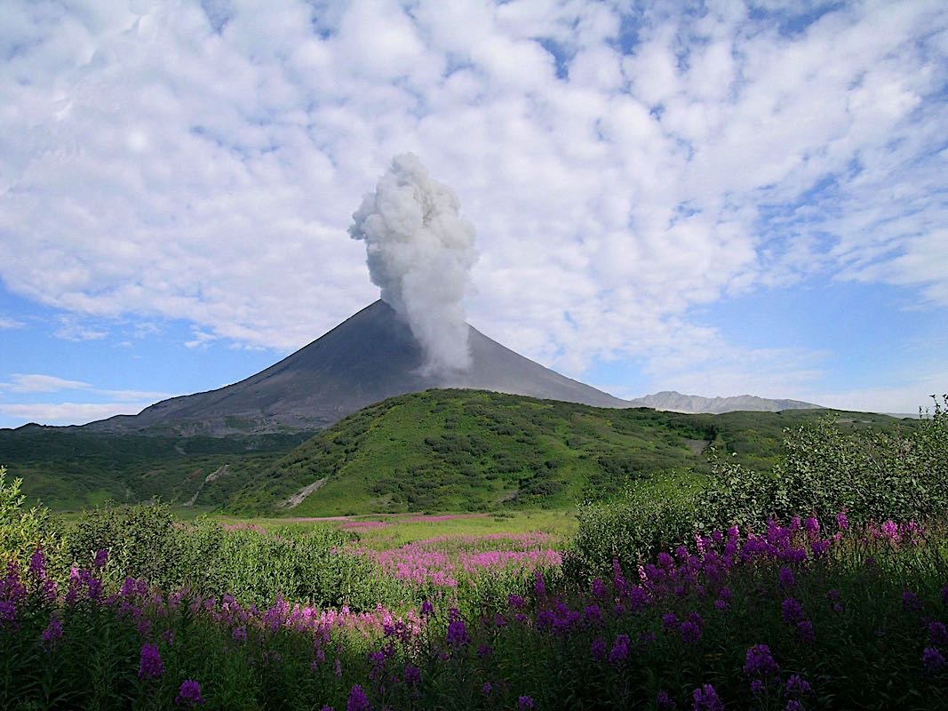 Karymski, un volcan très actif, Kamchatka, Russie
